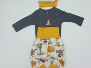 Pumphose, passender Body und Kappe (Grösse 50-62)