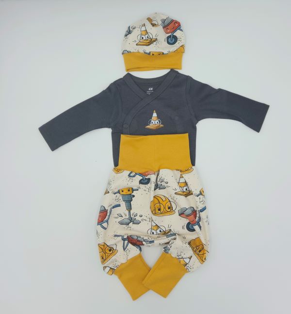 Pumphose, passender Body und Kappe (Grösse 50-62)