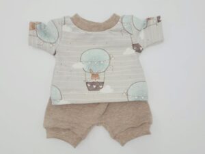 Puppenkleidung (kurzes T-Shirt und kurze Pumphose)