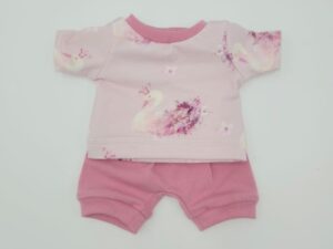 Puppenkleidung (kurzes T-Shirt und kurze Pumphose)