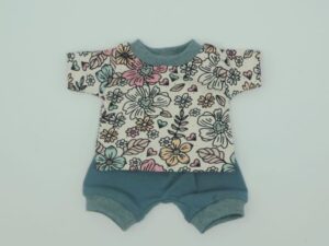 Puppenkleidung (kurzes T-Shirt und kurze Pumphose)