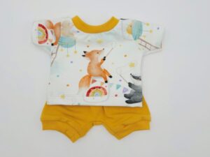 Puppenkleidung (kurzes T-Shirt und kurze Pumphose)